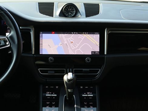 Certified 2024 Porsche Macan image 20