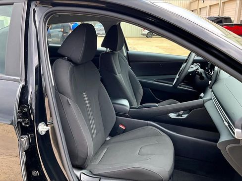 Used 2023 Hyundai Elantra SEL FWD image 9