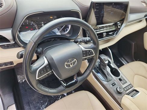 Used 2022 Toyota Highlander Platinum image 10