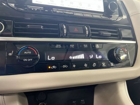 Used 2024 Nissan Pathfinder SL w/ SL Premium Package AWD/4WD image 17