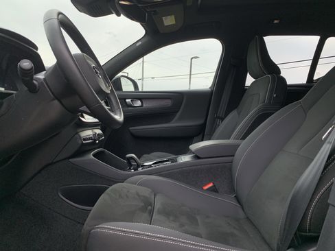 Used 2025 Volvo XC40 B5 Plus image 16