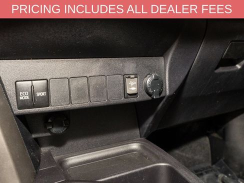 Used 2018 Toyota RAV4 XLE FWD image 16