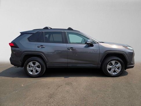 Used 2022 Toyota RAV4 XLE w/ Convenience Package AWD/4WD image 2