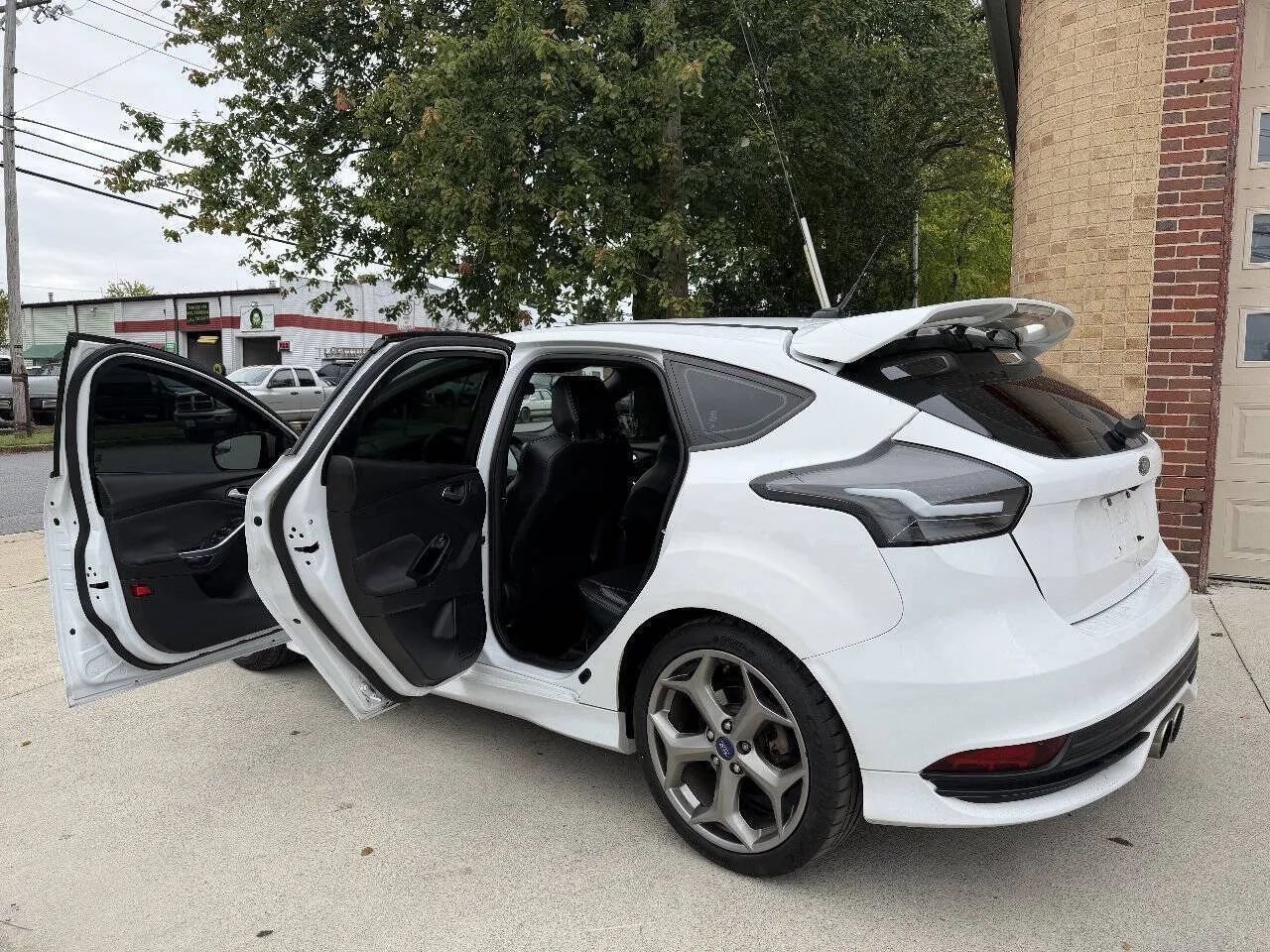 Used 2018 Ford Focus ST w/ Equipment Group 401A FWD image 12