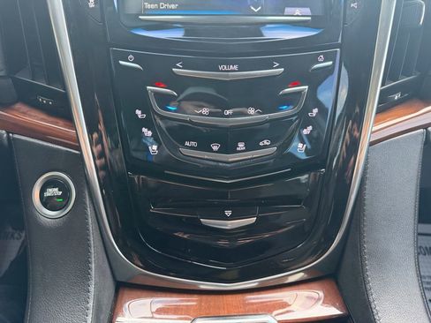 Used 2017 Cadillac Escalade Luxury AWD/4WD image 16