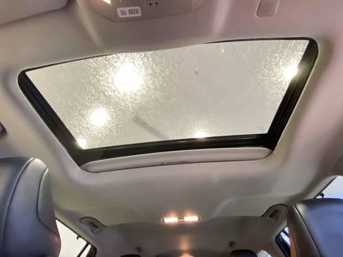 Used 2022 Toyota Highlander XLE AWD/4WD image 24