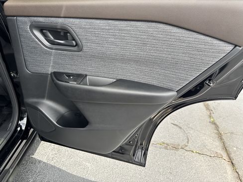 Used 2023 Nissan Rogue S FWD image 17