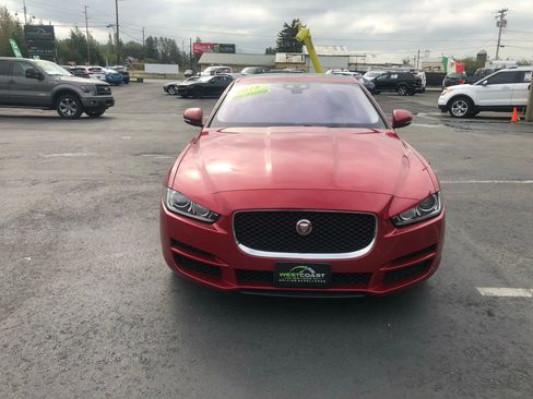 Used 2018 Jaguar XE Premium image 3