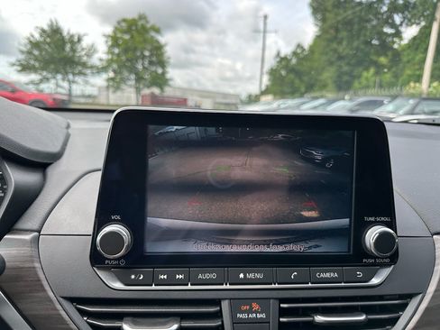 Used 2025 Nissan Altima 2.5 SV FWD image 13