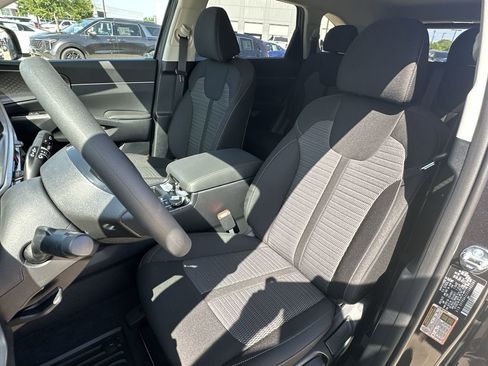 Used 2025 Kia Sorento LX image 16