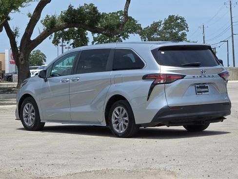 Used 2022 Toyota Sienna LE FWD image 3