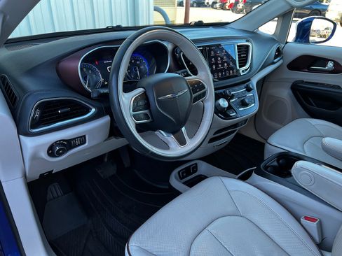 Used 2020 Chrysler Pacifica Limited image 12