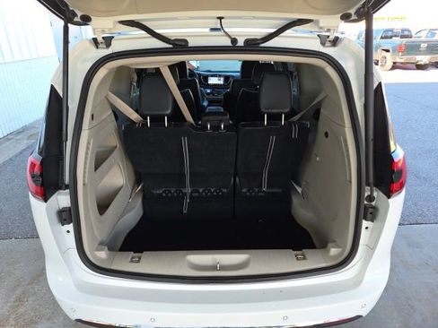 Used 2023 Chrysler Pacifica Limited FWD image 23