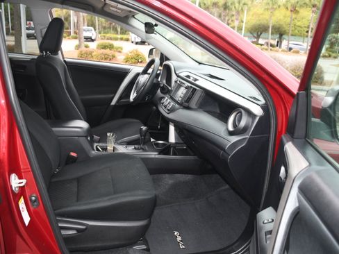 Used 2018 Toyota RAV4 LE image 19