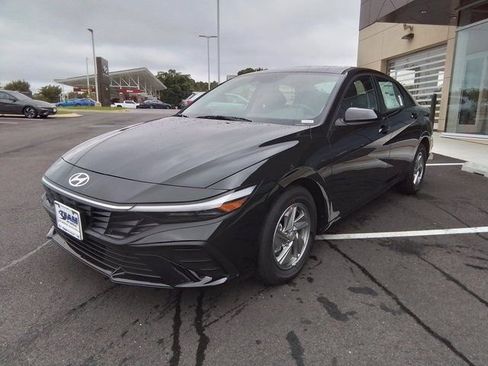 Certified 2025 Hyundai Elantra SE image 3