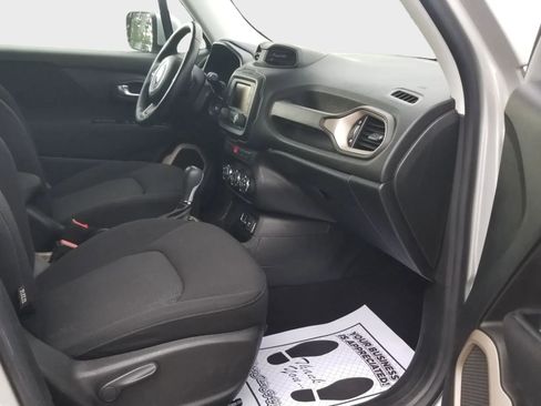 Used 2015 Jeep Renegade Latitude FWD image 16