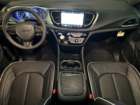 New 2026 Chrysler Pacifica Limited w/ Uconnect Theater Family Group image 12