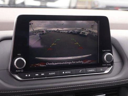 Used 2023 Nissan Rogue SV image 16