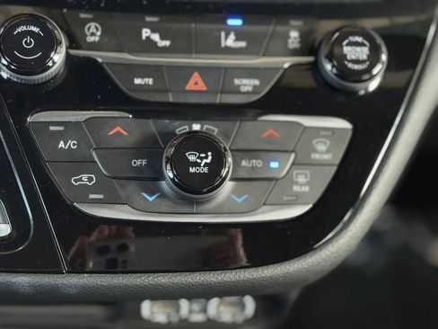 Used 2021 Chrysler Pacifica Touring w/ Uconnect Theater Family Group image 37