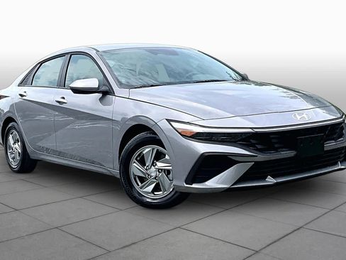 Used 2026 Hyundai Elantra SE FWD image 2