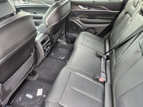 New 2025 Jeep Grand Cherokee Overland w/ Luxury Tech Group IV image 9