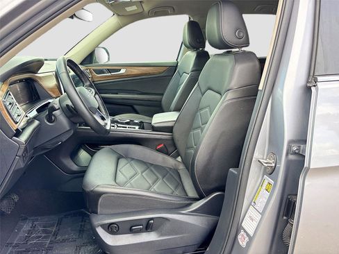 Used 2025 Volkswagen Atlas SE image 20