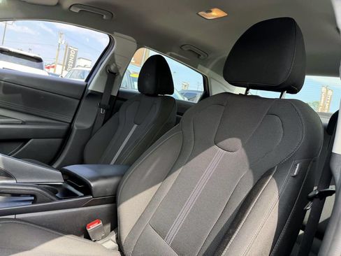 Used 2021 Hyundai Elantra SE FWD image 12