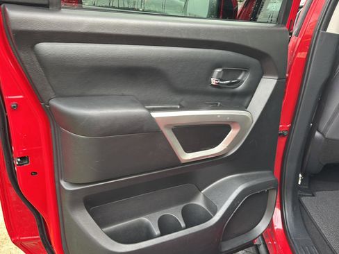 Used 2022 Nissan Titan SV image 15