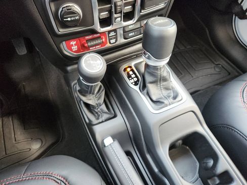 Used 2025 Jeep Gladiator Rubicon w/ Convenience Group AWD/4WD image 21