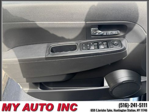 Used 2011 Jeep Liberty Sport AWD/4WD image 21