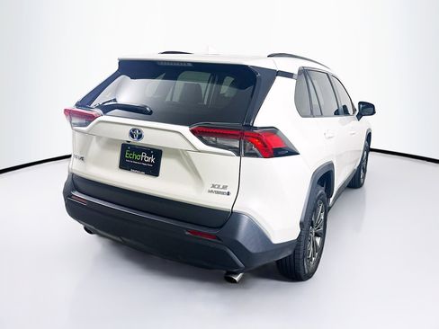 Used 2022 Toyota RAV4 XLE Premium image 9