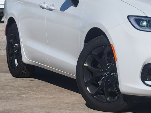 New 2026 Chrysler Pacifica Limited w/ S Appearance Package image 9