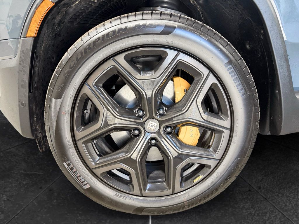 Used 2026 Rivian R1S Premium Tri AWD/4WD image 32
