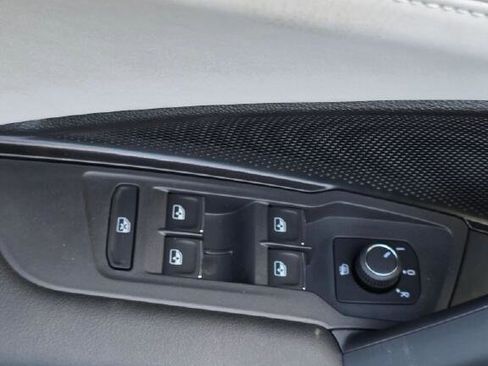 New 2025 Volkswagen Tiguan SE image 16