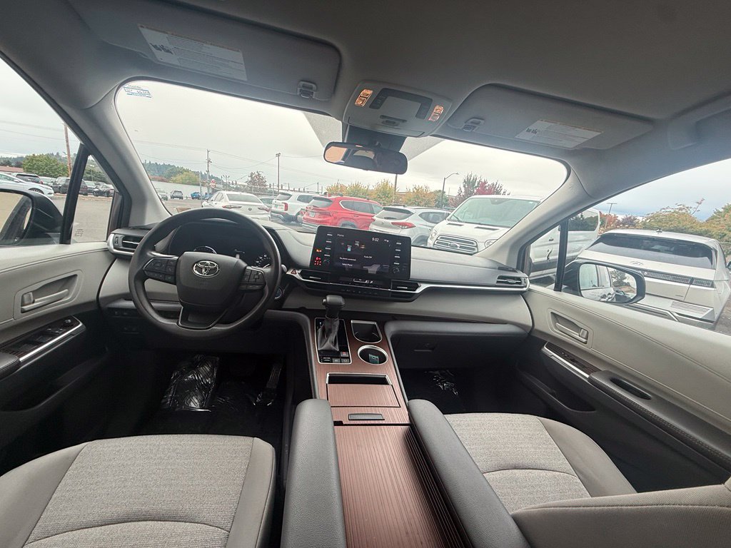 Used 2024 Toyota Sienna LE FWD image 18