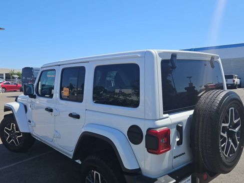 Used 2025 Jeep Wrangler Unlimited Sahara AWD/4WD image 6