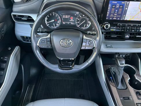 Used 2021 Toyota Highlander Platinum FWD image 14