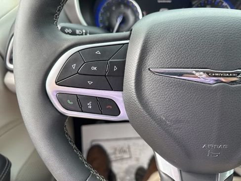 Used 2024 Chrysler Pacifica Touring-L FWD image 33