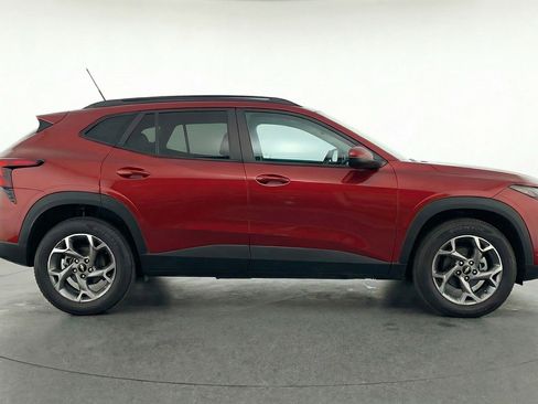 Used 2025 Chevrolet Trax LT FWD image 11