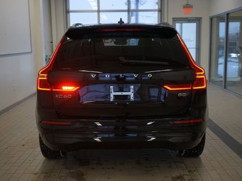 Used 2022 Volvo XC60 B5 Momentum w/ Climate Package image 11