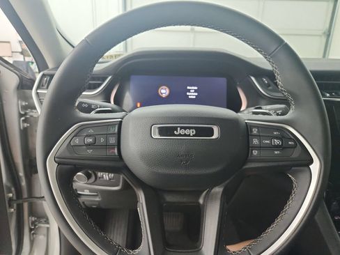Used 2023 Jeep Grand Cherokee Laredo AWD/4WD image 25