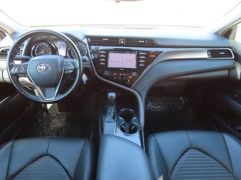 Used 2020 Toyota Camry SE image 2