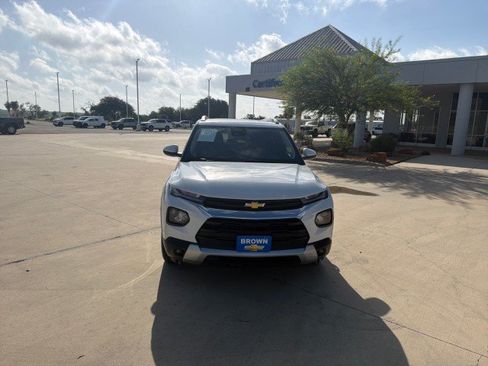 Used 2022 Chevrolet TrailBlazer LT w/ Convenience Package FWD image 2
