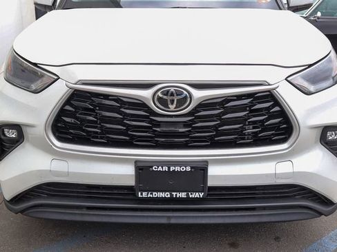 Used 2024 Toyota Highlander XLE FWD image 11
