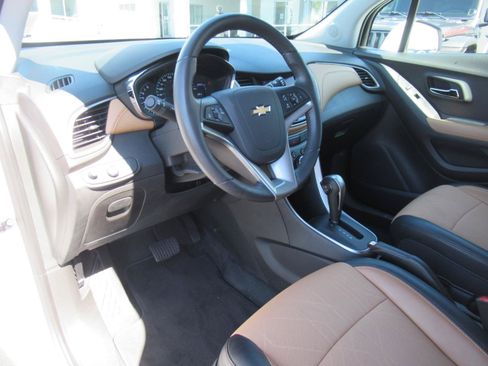 Used 2020 Chevrolet Trax LT w/ Driver Confidence Package FWD image 17