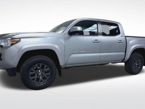 Certified 2022 Toyota Tacoma SR5 AWD/4WD image 5
