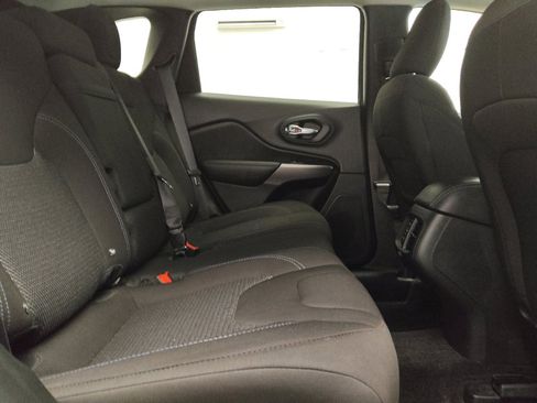 Used 2019 Jeep Cherokee Latitude w/ Popular Appearance Group FWD image 19