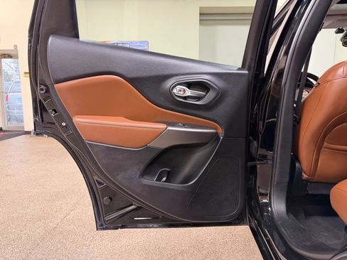 Used 2019 Jeep Cherokee Overland w/ Technology Group image 26