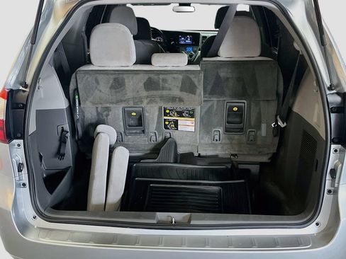 Used 2019 Toyota Sienna LE FWD image 24