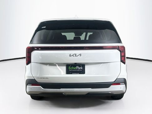 Used 2025 Kia Carnival FWD image 7